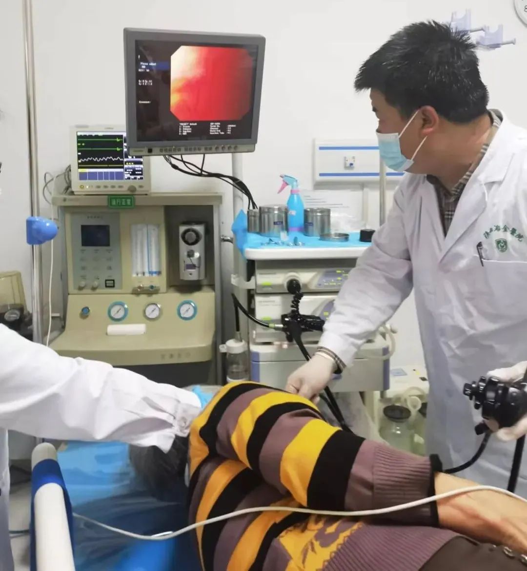 西安一老人吃枣卡喉处理不当险酿大祸丨陕西冶金医院专家提醒：食管异物要及时就医！