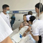 患者家属突发疾病，陕西冶金医院医护人员紧急施救！现场画面曝光