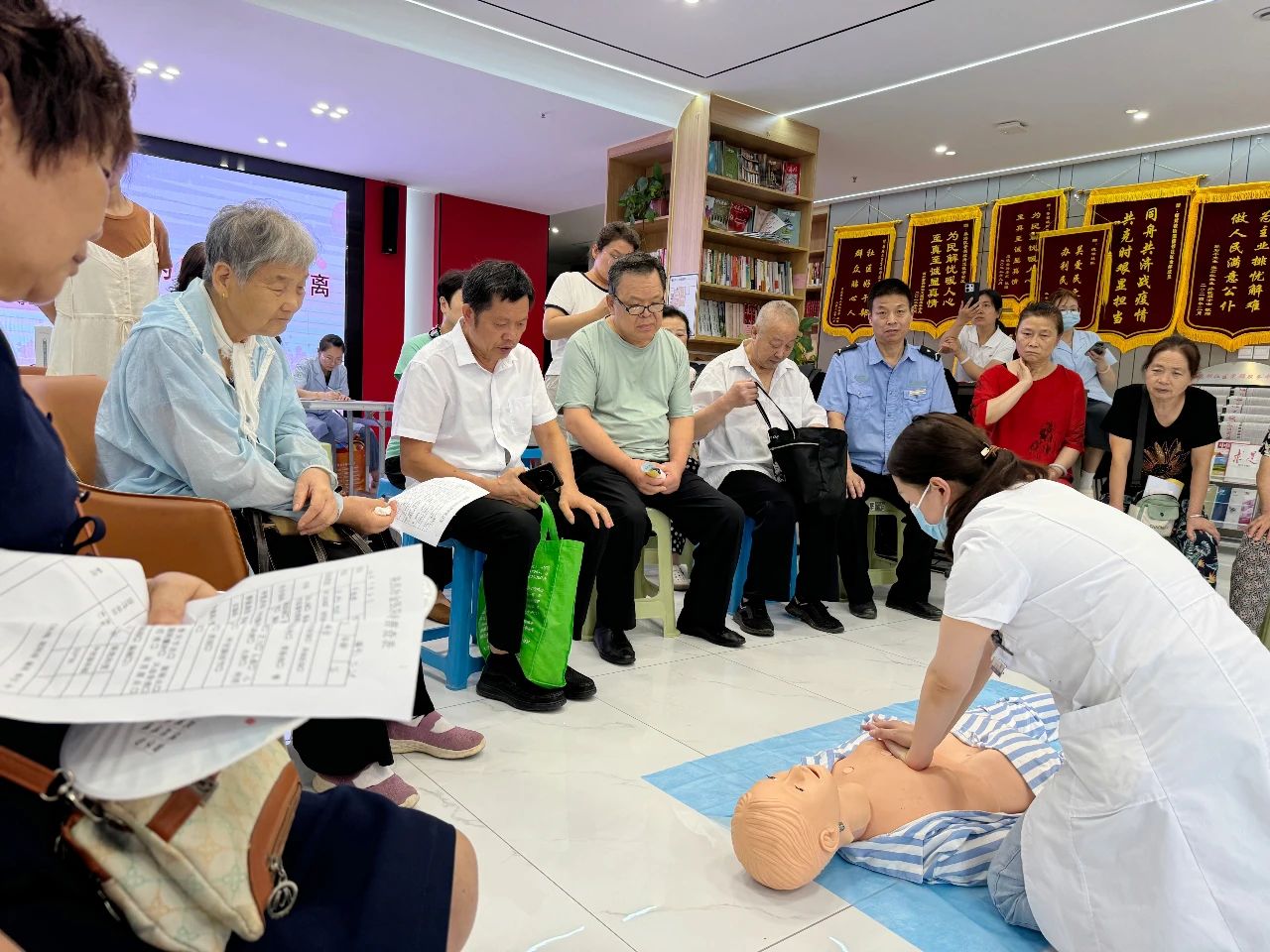 我为群众办实事丨陕西冶金医院与德邻社区健康服务综合活动圆满举办